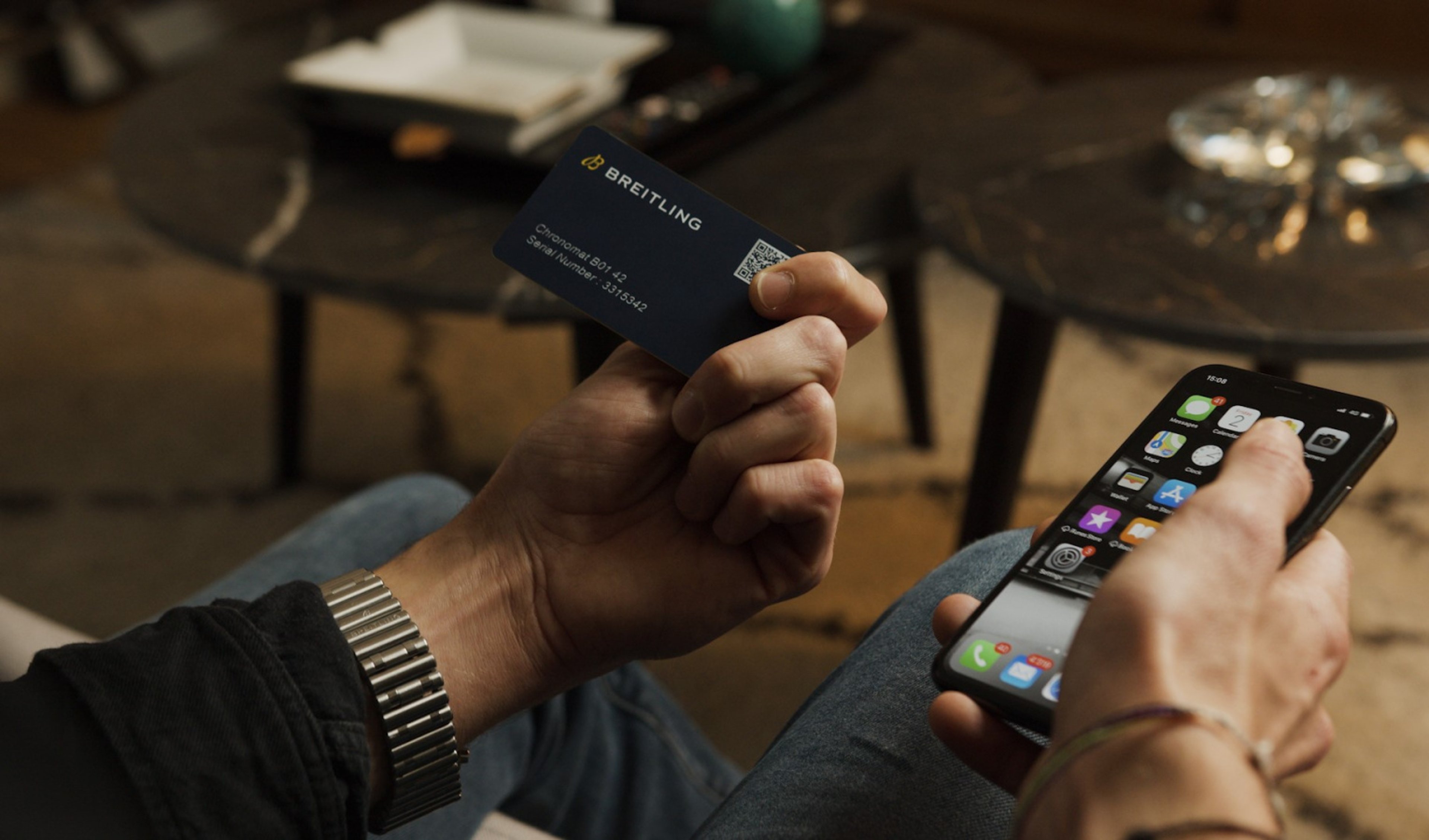 {generated} 雙手持Breitling數位護照卡並操作手機，強調安全的擁有權驗證。