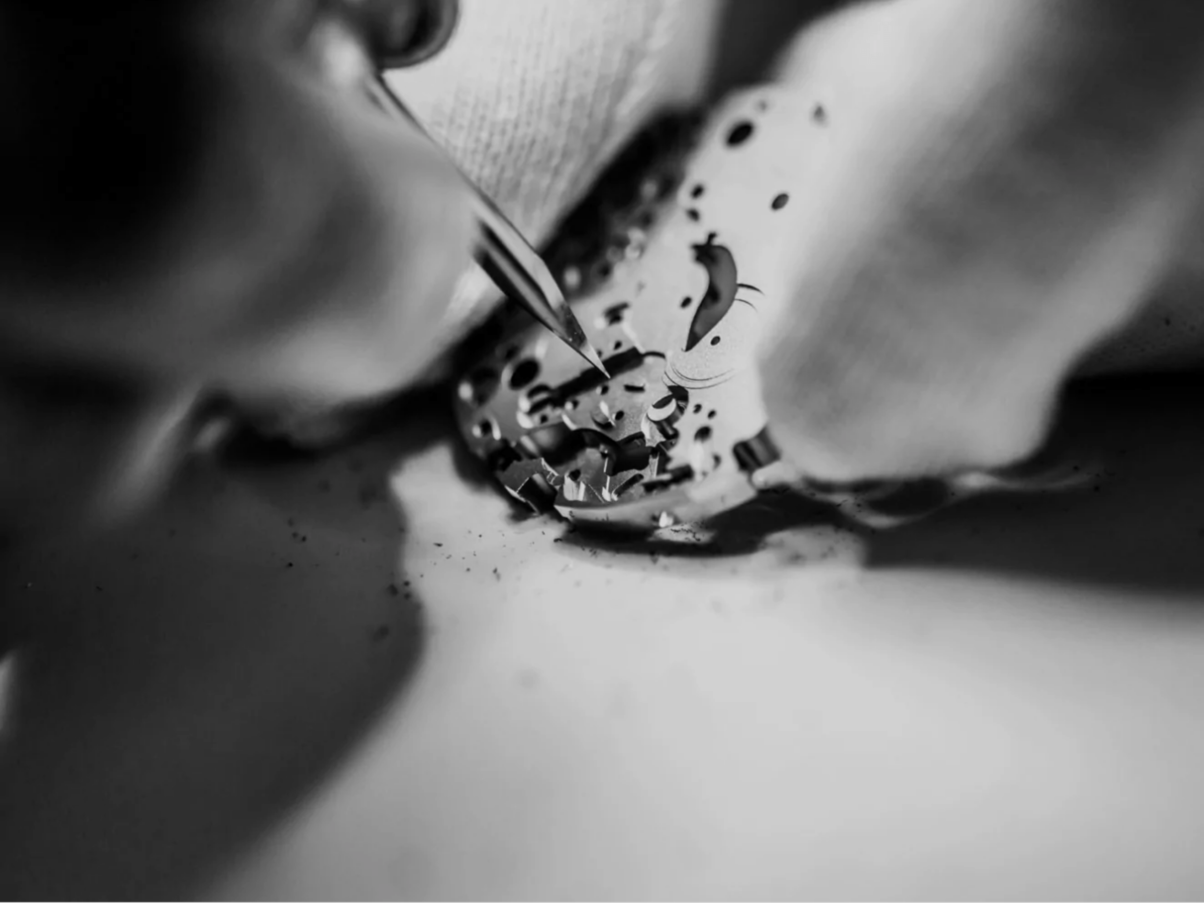 {generated} Крупный план работы техника, настраивающего детали механизма Breitling с точными инструментами во время детального обслуживания