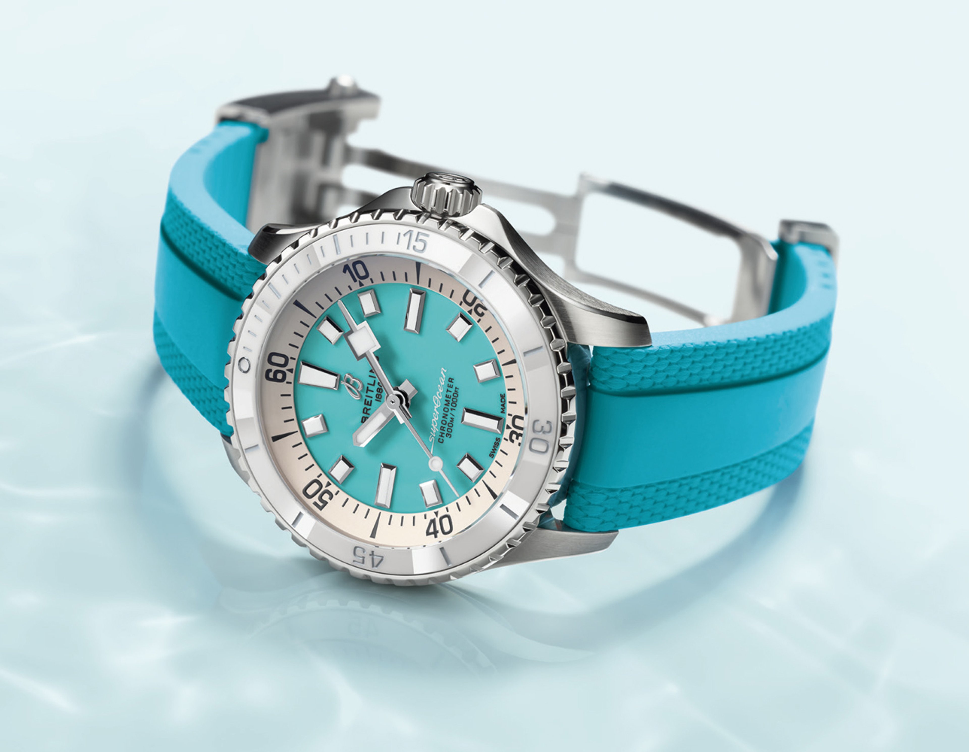 {generated} Breitling Superocean con quadrante turchese e cinturino in caucciù esposto su uno sfondo tenue illuminato dall’acqua