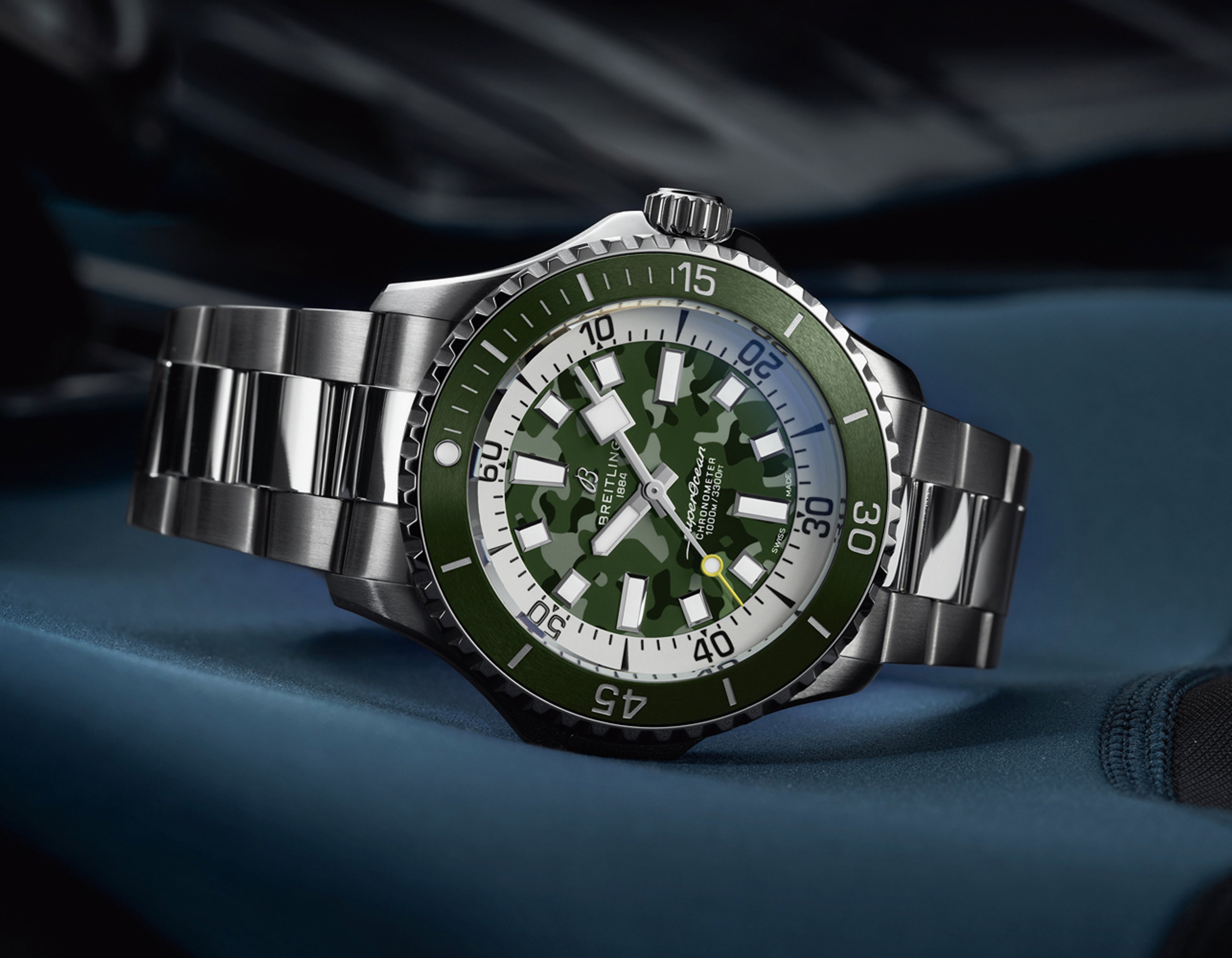 {generated} La Breitling Superocean con quadrante mimetico verde e bracciale in acciaio è mostrata da vicino per evidenziare il suo deciso design da immersione