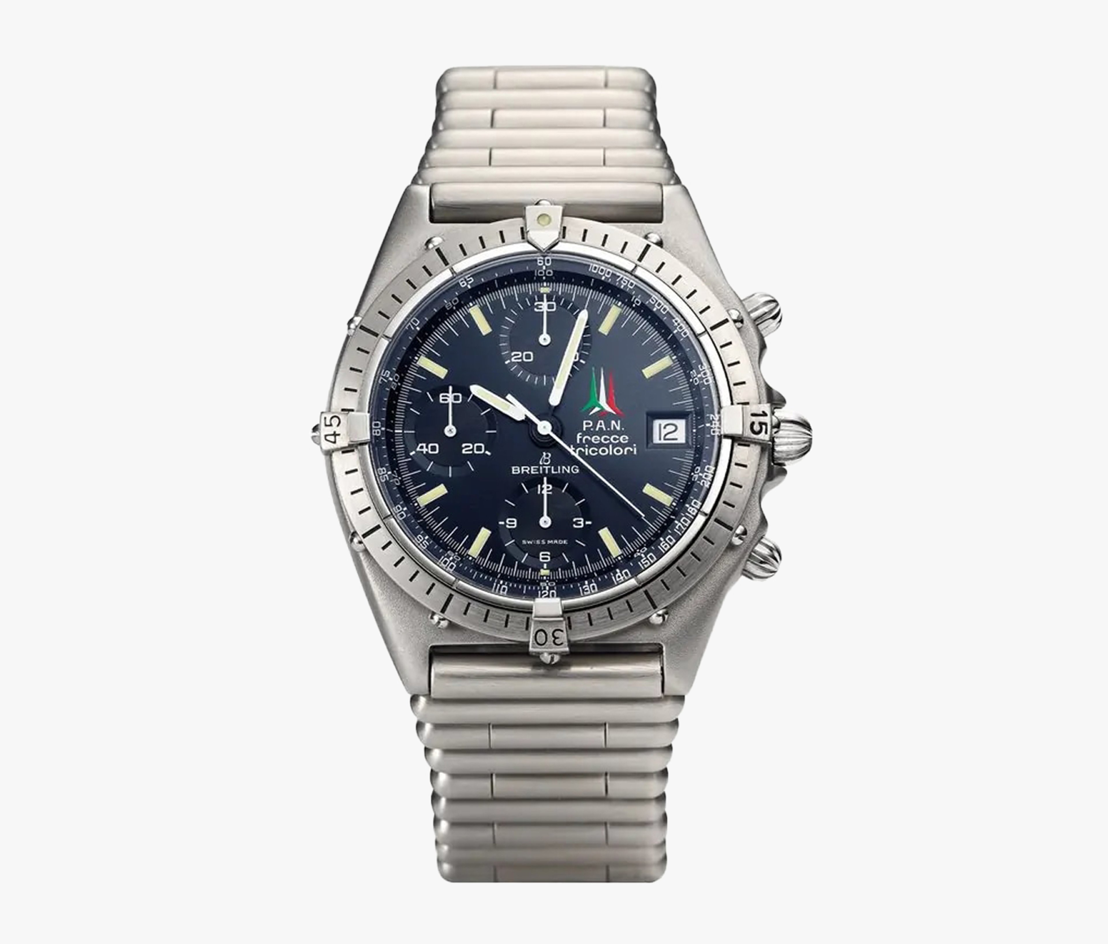{generated} Breitling 1983計時腕錶以深色錶盤、鋼製錶圈與一體式錶鏈呈現，置於簡潔俐落的攝影棚場景中