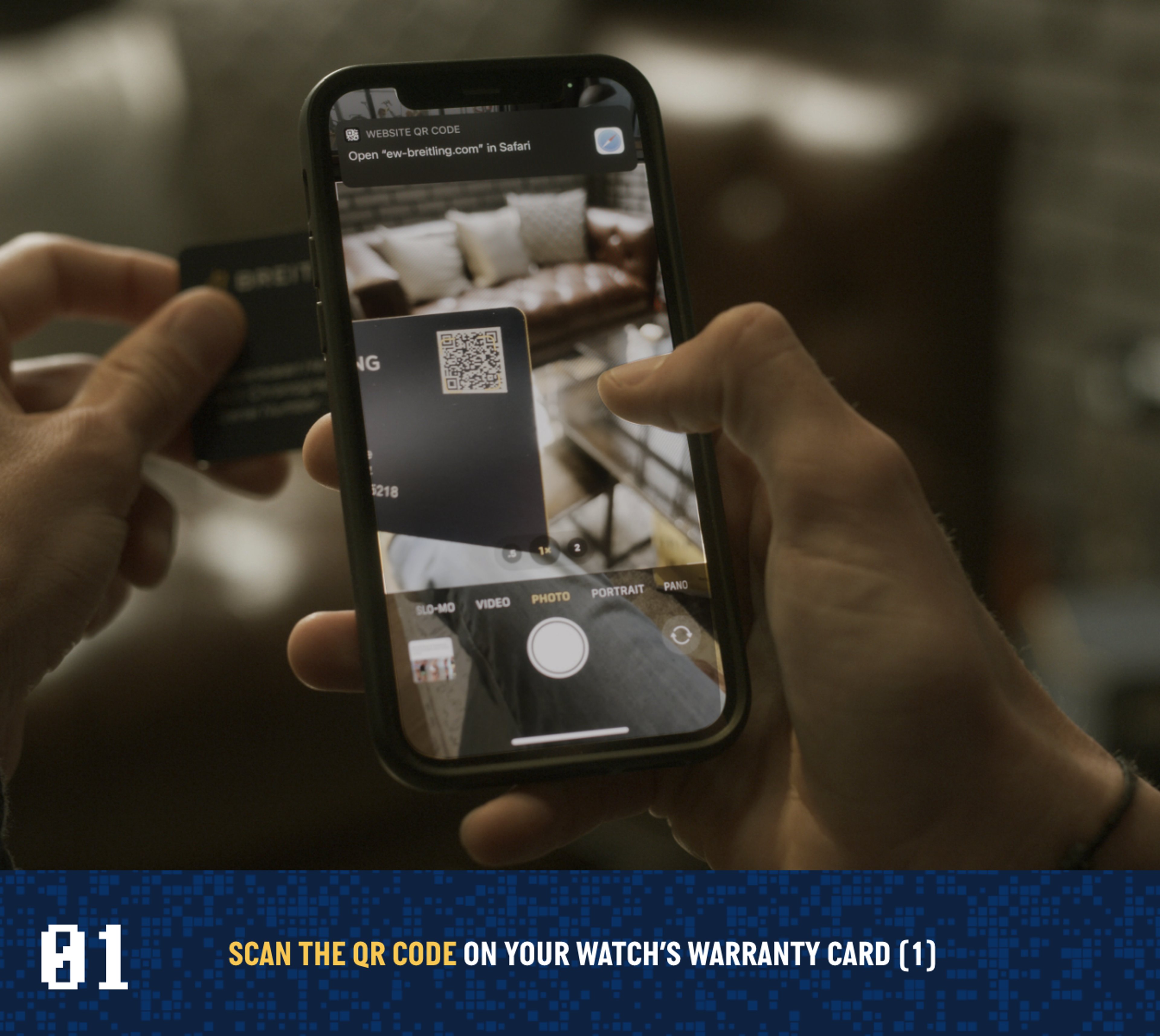 {generated} 雙手以手機掃描Breitling腕錶保固卡上的二維碼，清楚呈現數位註冊流程。