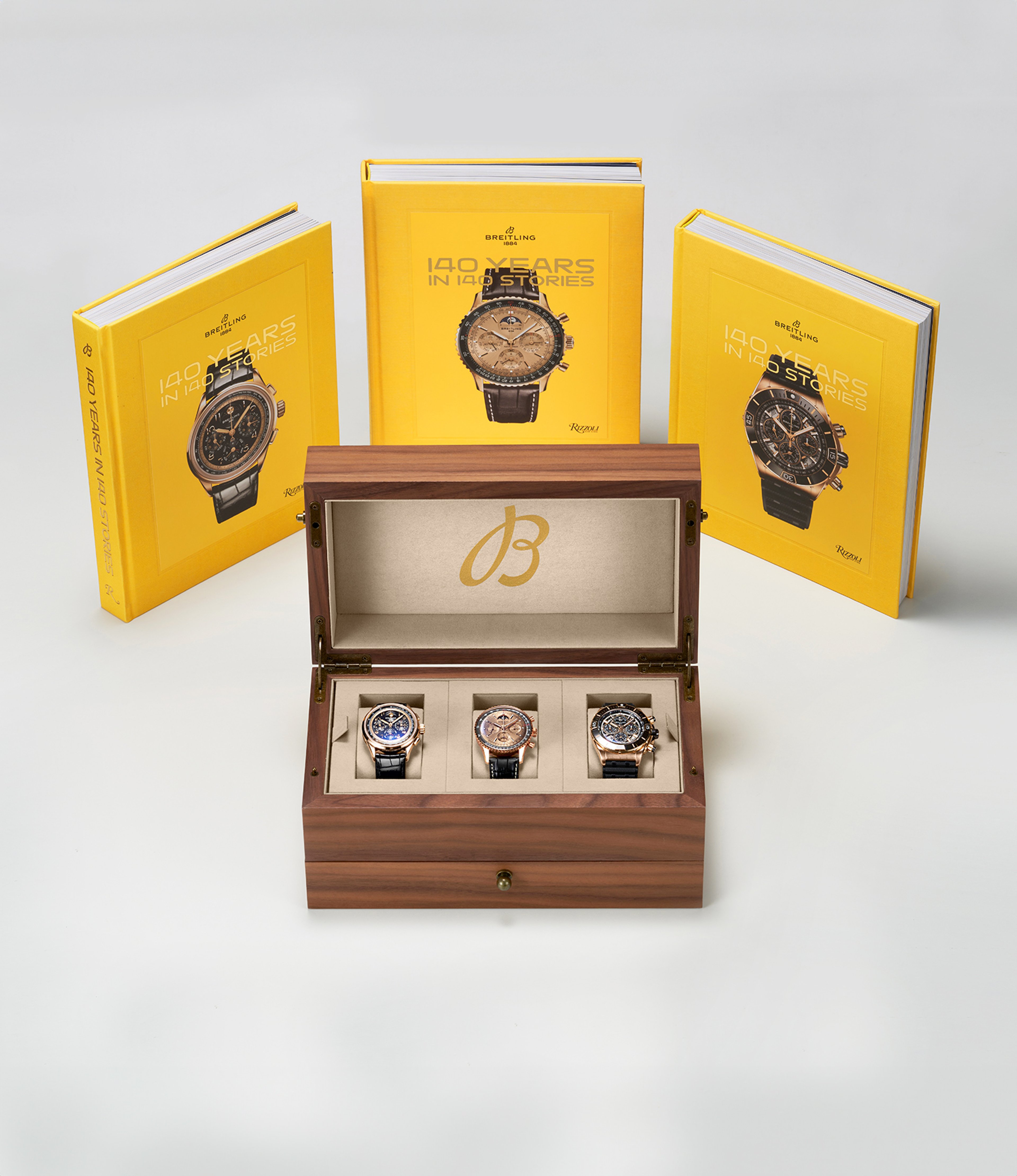 {generated} Breitling書籍陳列其後，木製錶盒展示三款Breitling腕錶，展現品牌傳承