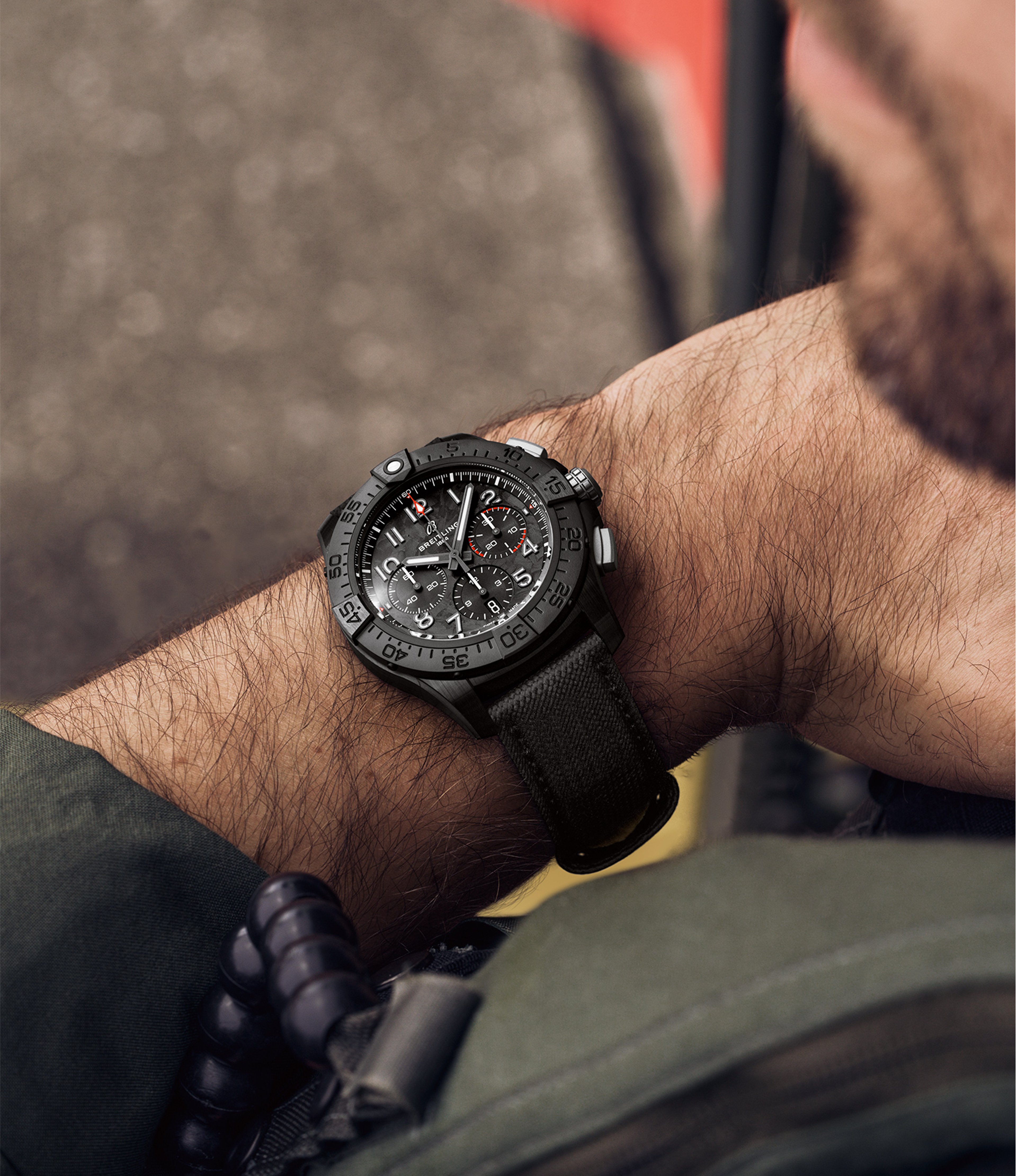 {generated} 黒いケースとファブリックストラップのBreitling Patrouille Suisseを航空環境で着用した手元のクローズアップ。