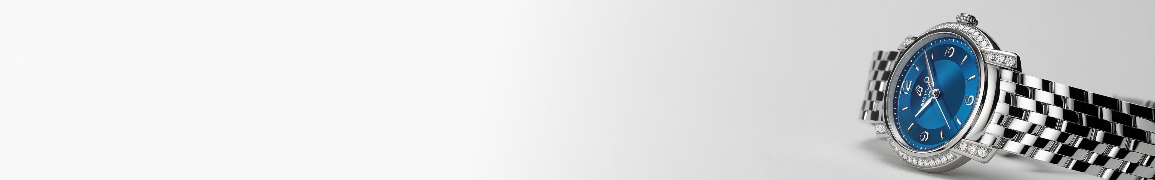 {generated} Reloj Breitling con diamantes, esfera azul y brazalete de acero pulido mostrado sobre un fondo claro