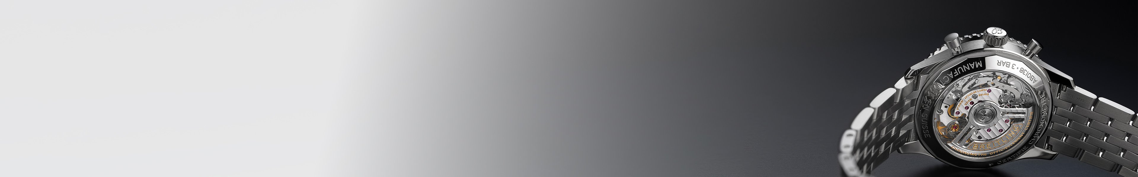 {generated} Breitling‑Uhrenboden mit präzisem mechanischem Werk vor einem klaren Farbverlauf, der die feine Handwerkskunst hervorhebt