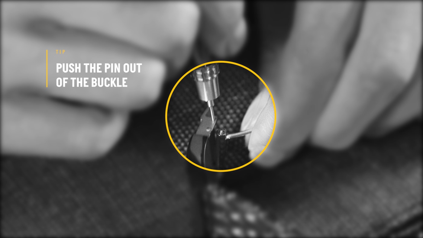 Posicione a ferramenta de barra de mola entre a bracelete/pulseira e a asa