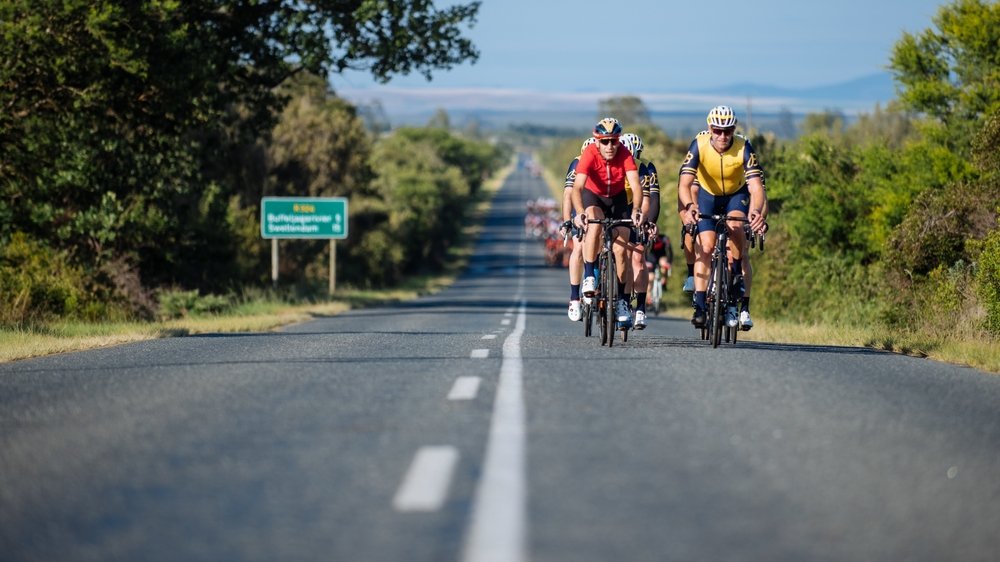 百年灵铁人三项行动队和朋友们重返 Coronation Double Century公路自行车耐力赛 庆祝支持南非慈善机构库贝卡 ( Qhubeka )一周年