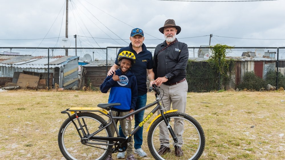 百年灵铁人三项行动队和朋友们重返 Coronation Double Century公路自行车耐力赛 庆祝支持南非慈善机构库贝卡 ( Qhubeka )一周年