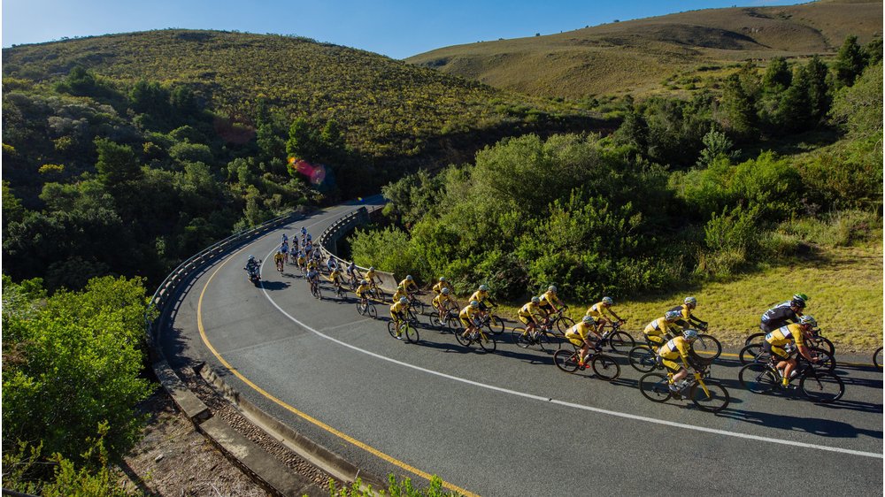 旗开得胜: 百年灵铁人三项行动队及其友队 参与CORONATION DOUBLE CENTURY公路自行车耐力赛 为南非慈善机构库贝卡QHUBEKA助力