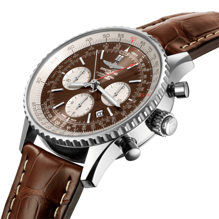 Existant aussi bien en version acier qu’en or rouge 18 carats, avec un cadran exclusif couleur bronze, cette Navitimer est dotée du Calibre manufacture Breitling B03, comportant un chronographe à rattrapante, soit l’une des complications horlogères les plus sophistiquées. Deux brevets ont été déposés pour cet instrument de mesure novateur, lancé par la manufacture Breitling. Le poussoir logé dans la couronne située à 3 heures sert à arrêter et à relancer la rattrapante, autant de fois que souhaité, au cours d’une opération de mesure de brefs temps intermédiaires. Un chronographe mécanique d’exception pour un garde-temps légendaire.