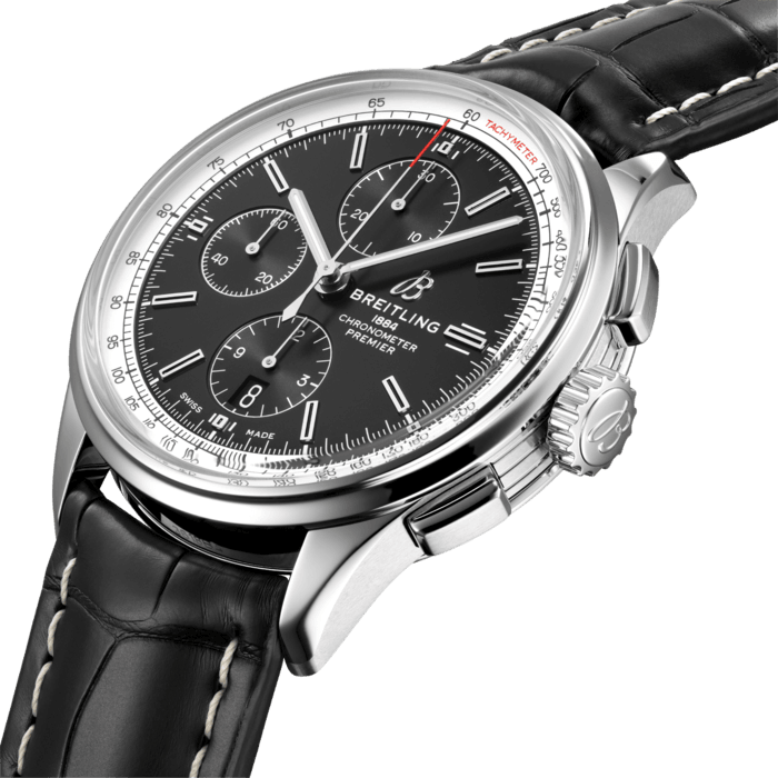 Diseñado por Willy Breitling en la década de 1940, el Premier fue el primer reloj de la marca dedicado al ámbito del estilo. Con detalles elegantes y toques retro y modernos, esta reinterpretación del Premier no tiene nada que envidiar a la reputación de sus antecesores: es «un reloj de gusto impecable».
El Premier presenta una variedad de detalles de diseño elegantes como las ranuras en el lateral de la caja o los pulsadores rectangulares de cronógrafo. Disponible en acero inoxidable, el Premier Chronograph 42 posee una esfera negra o azul. Presentado con un brazalete a juego o una correa de piel de cocodrilo o de piel Nubuck con una hebilla de espiga o desplegable, este Premier se mueve impulsado por el Calibre 13 de Breitling, un cronómetro con certificación COSC.