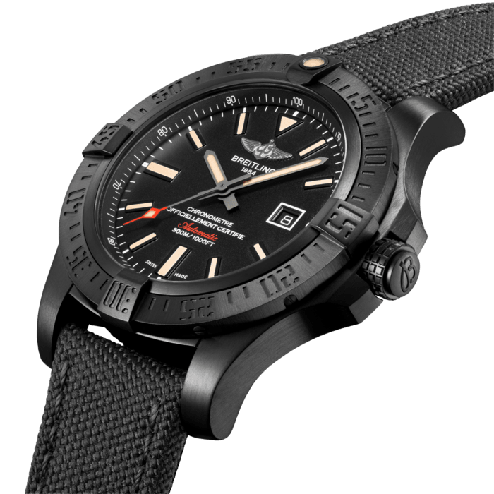 高性能、精準、功能先進的Avenger Blackbird復仇者黑鳥偵察機腕錶有44毫米和48毫米兩個版本，淋漓盡致地展現了百年靈之精髓。其標語是「行動的能量」。輕質而堅固的鈦金屬錶殼經過高耐性黑碳材料處理，在拉絲鍛光表面的烘托下呈現「隱秘」氣質。錶盤清晰可讀，帶錶圈指示器的單向旋轉錶圈可精確計數飛行或潛水時間。實現頂尖飛行壯舉的追求，還展現在軍事風格的超耐用高科技纖維灰色錶帶之中。