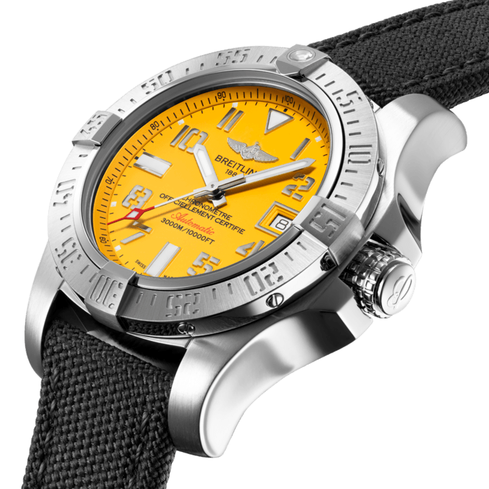 The professional Avenger II Seawolf super-diver model teams a powerful aesthetic with exceptional performance. The case, water-resistant to the impressive depth of 3,000 m (10,000 ft), is equipped with a unidirectional rotating bezel, a screw-lock crown with a non-slip grip, and a valve serving to equalize pressure differences between the interior and the exterior of the watch. The self-winding caliber, chronometer-certified by the COSC, guarantees maximum precision and reliability.