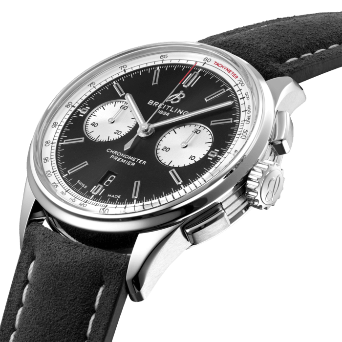 1940年代にウィリー・ブライトリングが設計したプレミエは、ブランド初の「スタイル」に捧げる時計です。新しく解釈をし直したこのプレミエは、優雅なディテールとモダンレトロなタッチが特徴的。「申し分のないセンス」と評判になった初代モデルに勝るとも劣りません。 
すぐに目につくスクエア型のクロノグラフプッシャーやパンダルックのバイコンパックス・クロノグラフのほか、ケースサイドのラインやシースルーのサファイアケースバックなど、エレガントなデザインディテールも多彩です。ステンレススチールや18Kレッドゴールドをはじめ、種々の素材を揃えたプレミエ B01 クロノグラフ 42には、バイコンパックス・ブラック、アンスラサイト、シルバー、またはブルーのダイヤルをご用意しました。ケースとの組み合わせには、一体感のあるブレスレット、もしくは穴留め式やフォールディングバックル式のアリゲーターレザーストラップやヌバックカーフスキンレザーストラップからお選びいただけます。駆動はCOSC公認クロノメーターの自社開発製造キャリバー01です。