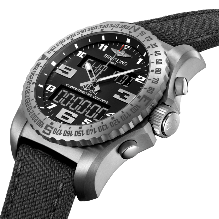 Le boîtier en titane du chronographe électronique multifonction Cockpit B50 renferme un Calibre exclusif Breitling B50, mouvement SuperQuartz™ avec affichages analogique et numérique. Outre le fonctionnement du chronographe avec mesure de temps intermédiaires et fonction Flyback, ce garde-temps offre l’indication d’un second fuseau horaire, un calendrier perpétuel, deux alarmes, une fonction lap pour le décompte des temps au tour, ainsi qu’un compte à rebours avec alarme. Parmi les autres fonctions novatrices de ce garde-temps, citons le tachymètre électronique, le système de compte à rebours/compteur, ainsi qu’un chronographe pour la mesure des temps de vols. Les écrans LCD, avec affichage blanc sur noir, sont dotés d’un système de rétro-éclairage qui peut être activé par pression sur la couronne ou par un simple mouvement du poignet. Un garde-temps complet, tel un véritable tableau de bord au poignet.