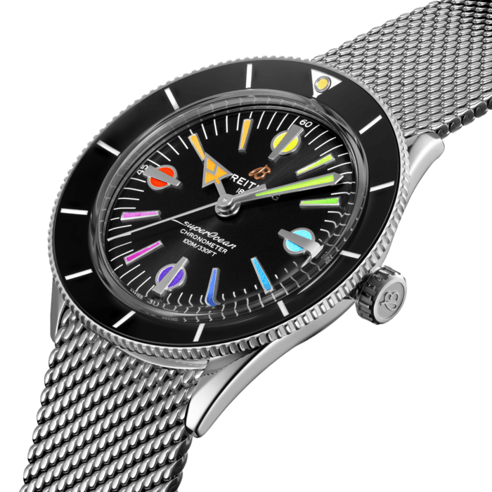 Superocean Heritage 57超級海洋文化腕錶膠囊系列是向1957年原版SuperOcean超級海洋腕錶的致敬之作，同時也致敬1960年代率性悠閒的衝浪生活方式。腕錶色彩明麗，限量發行250枚。
腕錶採用42毫米精鋼錶殼，承襲了原版SuperOcean超級海洋腕錶的兩大標誌性元素——凹面雙向陶瓷錶圈以及帶有超大時標的錶盤。這款色彩鮮明的Superocean Heritage 57超級海洋文化腕錶可選搭織網錶鏈，或精鋼穿扣式或折疊扣黑色小牛皮錶帶，搭載經瑞士官方天文臺（COSC）認證的百年靈10型機芯。