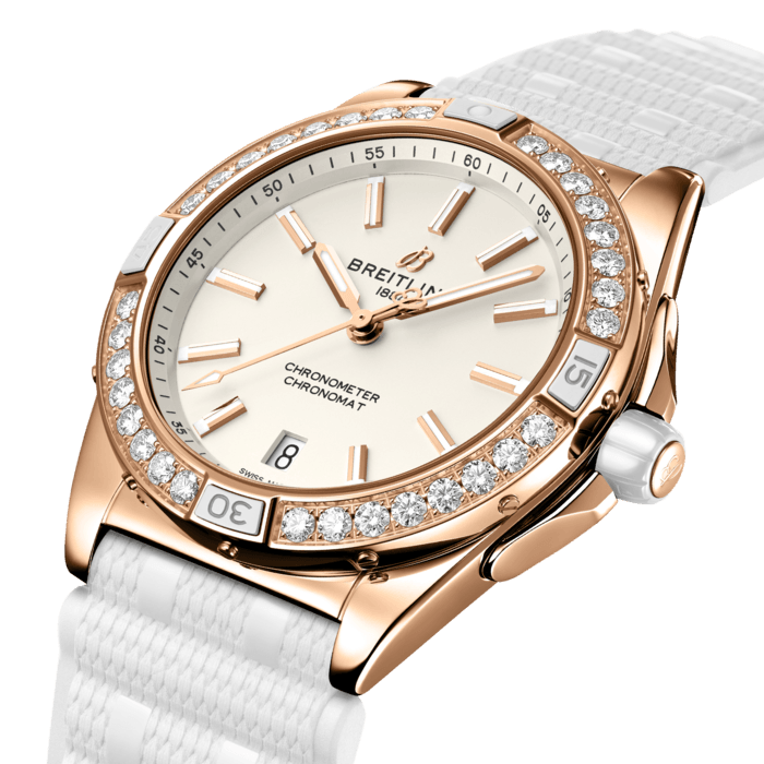 Die Super Chronomat Automatic 38 Origins will ein Hingucker sein, egal, ob man sie zum eleganten Anzug oder zu T-Shirt und Jeans trägt. Die «Super» hebt sich gleich auf den ersten Blick von der übrigen Chronomat Familie ab: Sie hat Reiter und eine Krone aus Keramik, und das Rouleaux-Armband aus Kautschuk gibt es nur für diese maximal ausgestattete Modellreihe. Doch abgesehen von ihrer markanten Präsenz ist die Uhr ein wichtiges Statement. Sie ist der Grundstein für das Positive, das wir erreichen möchten.
Wir sorgen für Wandel, indem wir wunderschöne Produkte kreieren und Erfahrungen mit besseren Materialien, besserer Herstellung und besserer Verpackung bieten. Die Super Chronomat 38 Origins ist ein Meilenstein auf dieser Reise. In dieser Uhr finden Sie Gold aus Kleinbergbau und Diamanten aus dem Labor. Diese kostbaren Rohstoffe lassen sich von der Uhr an Ihrem Handgelenk bis hin zu ihren Ursprüngen zurückverfolgen – mehr dazu erfahren Sie aus den Herkunftsangaben, die Sie zusammen mit Ihrer Uhr in einem Blockchain-gestützten NFT erhalten.
Dank unserer engen Kooperation mit Partnern in der gesamten Lieferkette können wir die sozialen und ökologischen Auswirkungen unserer Produkte verbessern und die Gemeinden, mit denen wir zusammenarbeiten, direkt unterstützen. Mit der Super Chronomat Automatic 38 Origins haben wir es uns zum Ziel gesetzt, etwas Gutes zu bewirken. Und dies ist erst der Anfang.