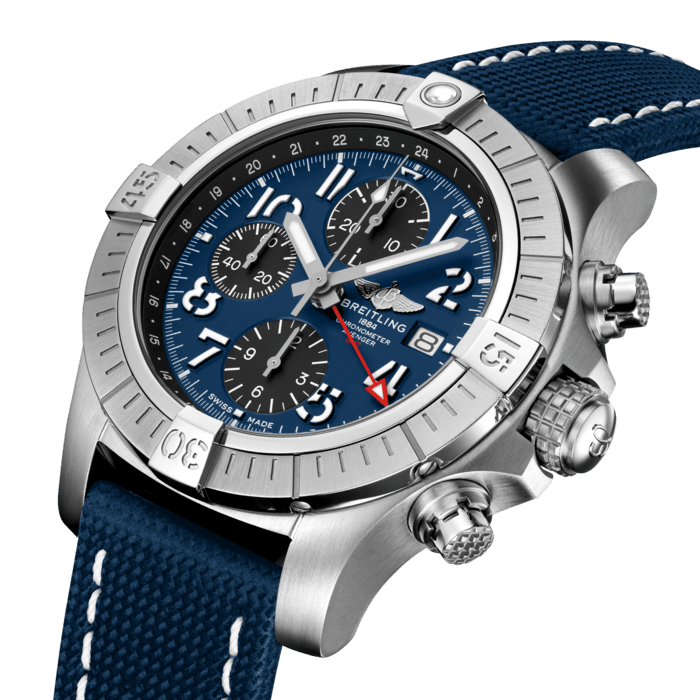 Avenger Chronograph GMT 45復仇者計時腕錶造型大膽、堅固至極且抗震,完美結合精確度與強大的設計。這款道地的百年靈Avenger復仇者腕錶,能為任何空中探險家提供無與倫比的安全性和可靠性。Avenger Chronograph GMT 45復仇者計時腕錶採用堅固的45毫米精鋼錶殼和藍色錶盤,可選搭精鋼錶鏈,或同色系軍用皮革錶帶。Avenger Chronograph GMT 45復仇者計時腕錶搭配堅固的錶圈,錶冠及計時按鈕上飾有易於把握的特殊圖案,因此戴著手套時也可以輕易操作。