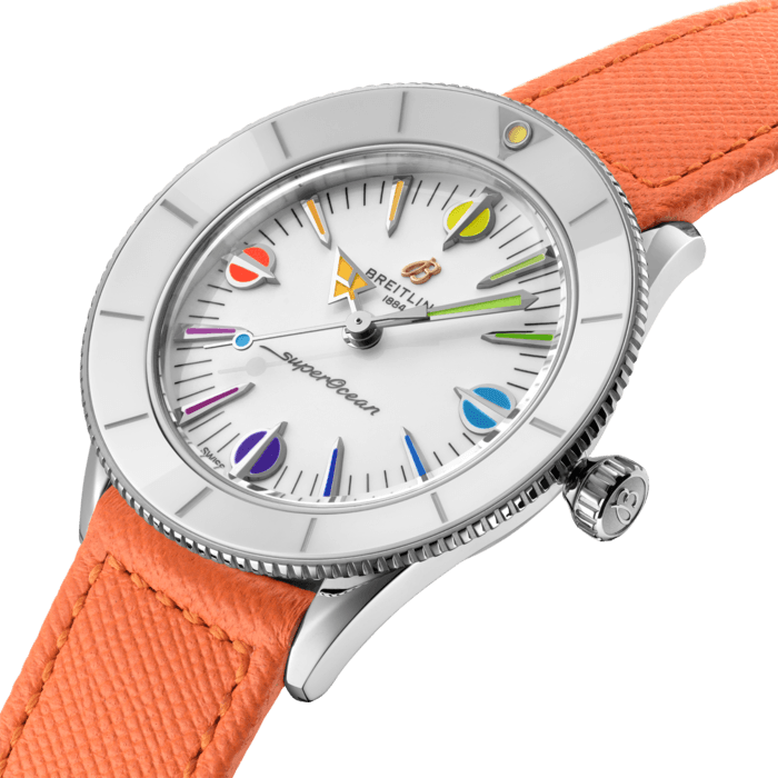 L’hommage coloré de Breitling à la SuperOcean originale et à l’essence même du style maritime.
La collection capsule Superocean Heritage ’57 Pastel Paradise réutilise plusieurs éléments de design de la SuperOcean originale de 1957 tels que la lunette en céramique concave, les index surdimensionnés et l’aiguille des heures en forme de flèche.
Mais la jolie montre de plongée de 1950 a depuis évolué en une montre élégante et contemporaine, audacieuse et résolument polyvalente. Pensez combishort, flamants roses et cheveux parfaitement coiffés retenus par un bandeau. Imaginez une femme libre et confiante portant de grandes lunettes de soleil et un sac de plage se prélassant dans un hôtel en bord de mer.
Disponible dans une superbe gamme de coloris estivaux, la collection capsule Superocean Heritage ’57 Pastel Paradise se distingue par ses couleurs, sa forme, mais aussi sa technique. Elle possède un boîtier de 38 mm en acier inoxydable avec des cadrans assortis ton sur ton, une lunette en céramique et un bracelet en cuir de veau Saffiano. Celles qui préfèrent une combinaison de couleurs personnalisées apprécieront le système de changement rapide de bracelets qui sont disponibles en plusieurs coloris. La Superocean Heritage ’57 Pastel Paradise est animée par le Calibre Breitling 10, un chronomètre certifié COSC.