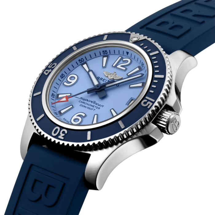 超级海洋自动机械腕表36(Superocean Automatic 36)清新多彩且富有运动感,专门为追求腕表多功能、卓越性能和优雅风格的女士们设计。超级海洋自动机械腕表36(Superocean Automatic 36)采用坚固的36毫米精钢表壳,以及白色、浅蓝色或橙色表盘,可选择精钢表链或者相匹配的白色、深蓝色或橙色橡胶表带,表带配备精钢针扣式表扣。清新动感的超级海洋自动机械腕表36(Superocean Automatic 36)不但可以从容应对来自深海(最高20个大气压,200米)的挑战,同时也备受热爱在沿海探险的女士们的青睐。