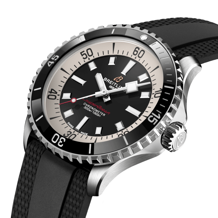 Leistung und Stil für alle Ihre Wassersport-Aktivitäten.
In den 1960er-Jahren kam der neuartige Tauchsport gross in Mode. Für Taucher war Timing alles, und Breitling machte sich daran, eine möglichst schnörkellose Taucheruhr für sie zu entwickeln, bei der auf jede Funktion verzichtet wurde, die nicht auf ihre lebensrettenden Ansprüche unter Wasser abgestimmt war. Diese reduzierte Uhr erhielt den Namen Slow Motion. Was blieb, waren klare Linien, massive Leuchtzeiger, eckige Indizes und ein kontrastreicher Zifferblattring, um maximale Ablesbarkeit zu garantieren. Praktisch war sie in jedem Fall. Aber was die Leute wirklich begeisterte, war ihr Look.
Die neue Superocean nimmt die gefeierten Designelemente der Slow Motion wieder auf und ergänzt sie mit modernen Funktionen wie einer Keramikinlay-Lünette und Zifferblättern in leuchtenden Farben. Breite Zeiger und Indizes in lumineszierendem Super-LumiNova® sorgen für eine einfache Ablesbarkeit unter Wasser. Die Uhr ist wasserdicht bis 300 Meter (1000 Fuss), stossfest sowie sand- und salzwasserbeständig. Bei der Version in Bronze kommt eine spezielle Legierung zum Einsatz, die eine exzellente Korrosionsbeständigkeit aufweist, aber mit der Zeit eine dezente Patina entwickelt, durch die die Uhr noch einzigartiger wird. Die beiden Armband-Optionen (Gummi- oder Metallarmband) verfügen über eine Faltschliesse, mit der kleinste Anpassungen bis zu 15 mm möglich sind, so dass die Uhr ganz einfach über Rashguards und Neoprenanzügen getragen werden kann. Die kratzfeste Keramikinlay-Lünette wird niemals abnutzen oder verblassen. Zur Sicherheit ist die Lünette bei den meisten Grössen einseitig drehbar und bei 46 mm beidseitig drehbar mit patentierter Verriegelung.
Das Allerbeste: Dies ist nicht länger eine reine Taucheruhr – surfen Sie mit ihr, schwimmen Sie mit ihr, besuchen Sie die Strandbar mit ihr und tragen Sie sie dann zum Dinner. Die Superocean ist die perfekte Balance zwischen nostalgischem Vermächtnis und einem frischen, neuen Look.