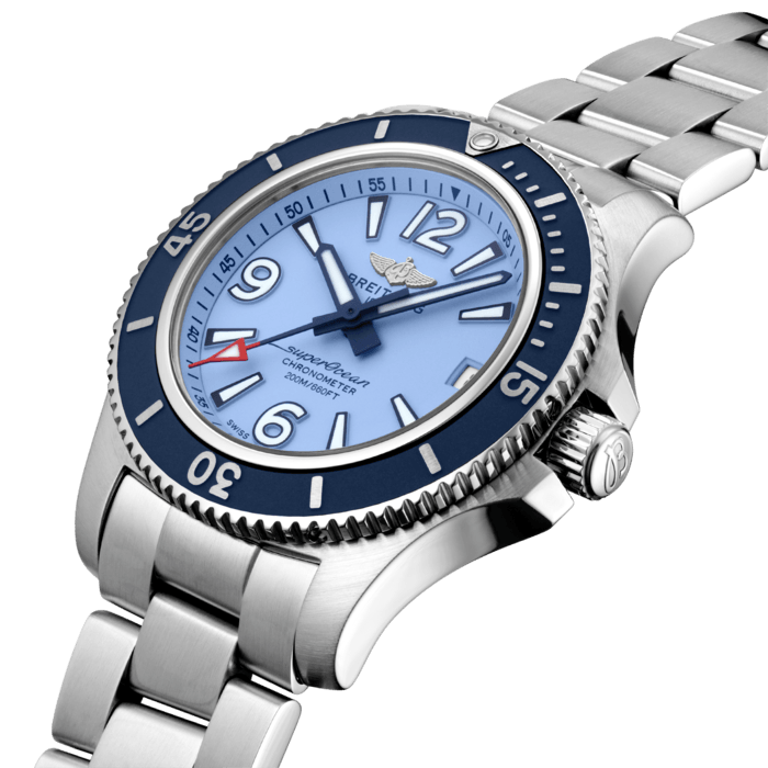 超级海洋自动机械腕表36(Superocean Automatic 36)清新多彩且富有运动感,专门为追求腕表多功能、卓越性能和优雅风格的女士们设计。超级海洋自动机械腕表36(Superocean Automatic 36)采用坚固的36毫米精钢表壳,以及白色、浅蓝色或橙色表盘,可选择精钢表链或者相匹配的白色、深蓝色或橙色橡胶表带,表带配备精钢针扣式表扣。清新动感的超级海洋自动机械腕表36(Superocean Automatic 36)不但可以从容应对来自深海(最高20个大气压,200米)的挑战,同时也备受热爱在沿海探险的女士们的青睐。