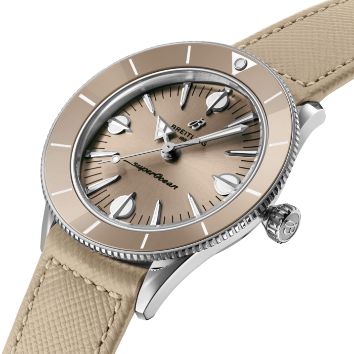 百年靈以繽紛之作向原版SuperOcean超級海洋腕錶和海洋風格的精髓致敬。
Superocean Heritage’57超級海洋文化腕錶Pastel Paradise膠囊系列重拾1957年原版SuperOcean超級海洋腕錶的多項設計元素，諸如凹形陶瓷錶圈、超大時標和箭頭造型指針。但1950年代最初簡潔俐落的潛水腕錶，已然進化成為一款令人耳目一新的時尚腕錶，洋溢一絲跌宕不羈的氣息之外，更擁有多重功能。想想連身褲、粉色火烈鳥和烘托完美歐米伽髮型的頭巾。想像一下，一位泰然自若、充滿自信、正在海邊度假勝地享受的女士，臉上戴著大大的太陽眼鏡，手上揮舞著草編手提包的景象。提供一系列迷人夏季色調的Superocean Heritage’57超級海洋文化腕錶Pastel Paradise膠囊系列，以顏色、恰到好處的比例，當然還有腕錶本身為主打特色。錶款採用38毫米精鋼錶殼，搭配同色系錶盤、陶瓷錶圈和Saffiano小牛皮錶帶。渴望客製化顏色組合的人將對更換錶帶的快速更換系統愛不釋手，錶帶亦提供其他顏色。Superocean Heritage’57超級海洋文化系列Pastel Paradise特別版搭載經瑞士官方天文臺（COSC）認證的百年靈10型機芯。