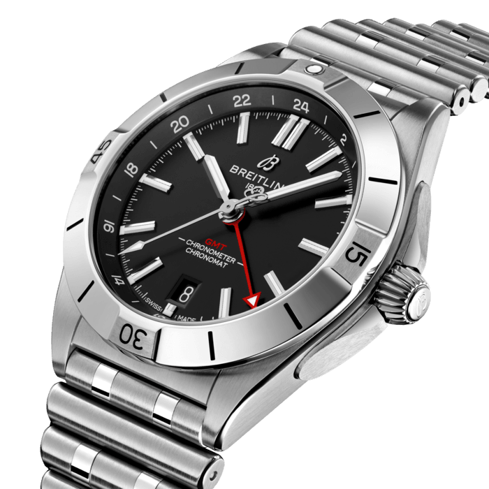 El reloj Chronomat Automatic GMT 40 es el tributo de Breitling al gusto por viajar, y no solo por su doble zona horaria, sino también por su estética desenfadada. Presenta una esfera con tonos sutiles combinada con una caja y un brazalete hechos íntegramente de acero, ideal para cualquier estilo. Al mismo tiempo, la escala a juego de 24 horas deja que la manecilla roja GMT hable por sí sola.
El Calibre 32 de Breitling acciona la complicación GMT. La escala de 24 horas permite al usuario la lectura de una segunda zona horaria y saber de un vistazo si es de día o de noche en ella, mientras que la corona «acebollada» (una característica clásica de Chronomat llamada así por su forma de cúpula estriada) permite realizar ajustes fácilmente. Como reloj deportivo todoterreno diseñado para aunar los universos de aire, tierra y mar de Breitling, el GMT 40 ofrece una hermeticidad al agua hasta la increíble profundidad de 200 metros.
Conocido como reloj «para cualquier actividad», la misión del Chronomat está hoy más viva que nunca gracias al práctico tamaño y al discreto diseño del GMT 40. Tan robusto para el gimnasio como elegante con corbata negra: si hay un reloj para viajar, es este.