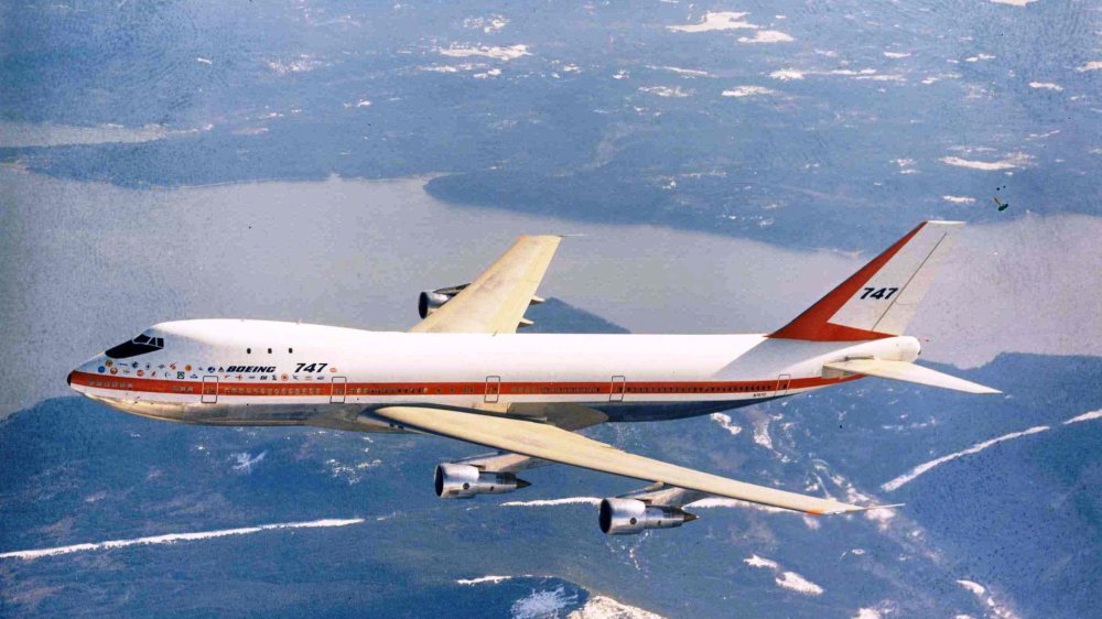 随着最后一架747大型客机从波音生产线下线，百年灵推出一款航空计时限量版腕表，纪念这款革新了航空旅行的传奇飞机。