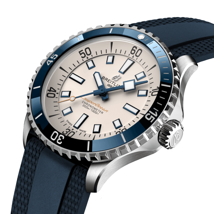 Performance et style pour toutes vos activités aquatiques.
Dans les années 1960, le nouveau sport de plongée sous-marine faisait fureur. Pour les plongeurs, le chronométrage était essentiel. Breitling a donc entrepris de leur offrir la montre de plongée la plus nette et précise possible en éliminant toutes les fonctions qui ne répondaient pas à leurs besoins vitaux sous l’eau. Cette montre réduite fut appelée la Slow Motion. Il ne restait plus que les lignes claires, les index épais avec revêtement luminescent, les aiguilles carrées et l’anneau du cadran contrastant afin d’optimiser la lisibilité. Pratique, certes. Mais ce que tout le monde a surtout adoré était le style.
La nouvelle Superocean retrace les célèbres codes esthétiques de la Slow Motion en ajoutant des fonctions modernes, telles qu’une lunette incrustée en céramique et des cadrans aux couleurs vives. Les aiguilles larges et les index avec revêtement luminescent Super-LumiNova® facilitent la lisibilité sous l’eau. La montre est étanche jusqu’à 300 m (1000 ft) et résiste également aux chocs, au sable et à l’eau salée. La version en bronze est équipée d’un alliage spécial d’une haute résistance à la corrosion. Toutefois, une légère patine apparaîtra au fil du temps et rendra la montre encore plus unique. Les deux options de bracelet (caoutchouc et métallique) possèdent une boucle déployante qui permet des micro-ajustements à 15 mm près pour un port plus facile avec les tops thermiques et les combinaisons de plongée. Sa lunette incrustée en céramique résistante aux rayures ne craint ni l’usure, ni la décoloration. Pour une question de sécurité, la lunette est unidirectionnelle sur la plupart des tailles, mais bidirectionnelle et équipée d’un verrou breveté sur le modèle 46 mm.
Mieux encore, elle n’est plus uniquement une montre de plongée : avec elle, vous pouvez surfer, nager, aller au bar sur la plage puis la porter au dîner. La Superocean est l’équilibre parfait entre la nostalgie de son héritage et la fraîcheur de son nouveau look.