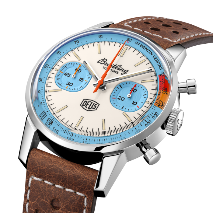 Top Time Deus腕錶由百年靈與澳洲定制摩托車和衝浪裝備品牌天降神兵（Deus Ex Machina）聯袂設計，致敬1960年代的百年靈原版腕錶，亦是對遊牧精神的禮贊。 
原版百年靈Top Time腕錶於1960年代問世時就已經肩負明確使命，即以一系列「超現代計時碼錶」貼近「年輕有為專業人士」的需求。這款運動型腕錶不僅對他們獨具魅力，也以其粗獷線條吸引眾多玩家，如單車手、滑板客或背包旅行者，與他們一起，自由不羈，探索世界。 
Top Time Deus腕錶配有41毫米精鋼錶殼，棕色賽車主題小牛皮錶帶，錶盤點綴橙色及黃色細節，方圓形計時盤上設有閃電形計時指針，錶後底蓋鐫刻Deus的格言「In benzin veritas」（燃料唯我信仰）和拉力賽車手的復古形象（由Deus創意主管Carby Tuckwell繪製）。此款Top Time限量2000枚，搭載經瑞士官方天文臺（COSC）認證的百年靈23型機芯。