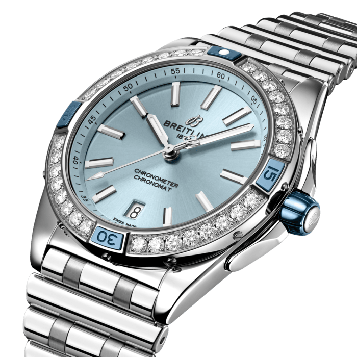 El Super Chronomat Automatic 38 está diseñado para no pasar desapercibido, tanto si se combina con traje muy elegante como con camiseta y vaqueros. Para distinguir un «Super» del resto de la familia Chronomat, basta con fijarse en los índices móviles y la corona, hechos en cerámica, y en el brazalete Rouleaux de goma, elementos de refuerzo que solo están disponibles en esta línea.
Además de una presencia realzada, el Automatic 38 también desprende luminosidad. Alrededor de su bisel de oro de 18K o acero inoxidable hay dispuestos diamantes sobredimensionados y cultivados en laboratorio. Los colores de la esfera le dan el toque perfecto. Combina tu tono favorito con el brazalete o la correa que más te guste.