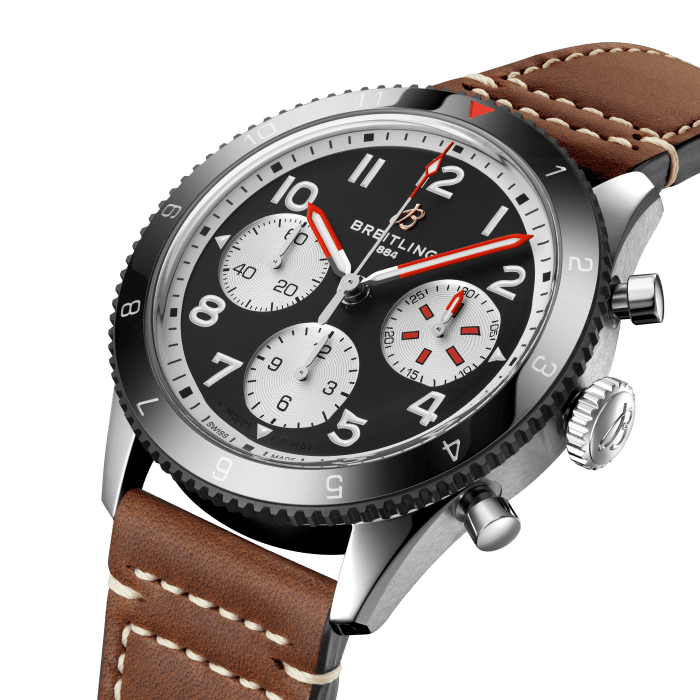 從大無畏的首航乃至商業航空旅行的誕生，百年靈的歷史與飛行歷史密不可分。1930年代，百年靈「Huit航空部」因發明精密駕駛艙計時器，而聞名於世。二十年後，其另一款新穎飛行工具問世，這次採用可配戴式錶款，即Ref. 765 AVI腕錶。該款開創性飛行員腕錶為今日的Classic AVI系列提供了技術背景，此系列的靈感源自赫赫有名的早期飛機所具有的粗獷精神。
Classic AVI系列Mosquito飛行員腕錶向其中一大傳奇致敬。在鋁和鋼普遍短缺的時代，德·哈維蘭蚊式轟炸機（de Havilland Mosquito）幕後工程師採用當時依然豐富的材質：木材。這架「木製奇蹟」的性能凌駕同時代的金屬飛機，成為1940年至1950年間建造的最快飛機之一，轟動一時。其卓越機動性使其能夠同時執行多重任務，扮演諸如輕型轟炸機、夜間戰鬥機、運輸機和攝影偵察機等角色。
Classic AVI系列Mosquito腕錶是一款真正的飛行員腕錶，專為承受舊式駕駛艙的嚴酷考驗而設計，錶盤和錶圈上的阿拉伯數字大而清晰。
42毫米錶殼上的滾花錶圈提供最佳抓握力，飛行員即使戴著手套，亦易於把握。頂部的縫線小牛皮錶帶頌揚經典飛行裝備上的線縫，而精鋼錶鏈則提供優雅的替代選擇。飛行員和旅人均將欣賞對其清晰易讀、經久耐用和低調風格。Classic AVI搭載經瑞士官方天文台（COSC）認證的百年靈23型機芯，可提供約48小時的動力儲存。