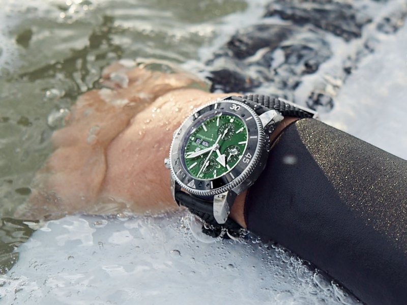 Durables et résistantes : les montres de plongée Breitling constituent le compagnon idéal en mer, comme avec la collection Superocean. Améliorez votre pratique professionnelle de la plongée avec nos montres de plongée à l’allure élégante.