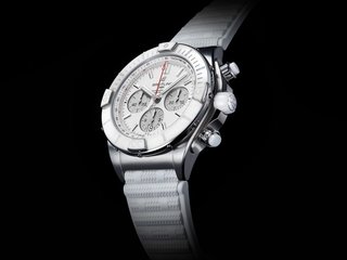 スーパー クロノマット初の日本限定、ウィンターシーズンにぴったりのオールホワイトモデルが登場