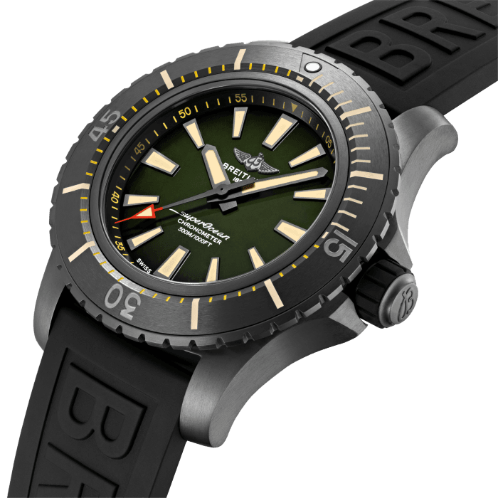 超级海洋自动机械腕表48(Superocean Automatic 48)大气奔放且厚重有力,专为满足勇敢无畏的潜水者的需求而设计。凭借固定陶瓷表圈的特制锁定装置以及用特殊钛金属和软铁打造的表壳,足以陪伴您安全地探索海洋的奥秘。超级海洋自动机械腕表48(Superocean Automatic 48)采用惊人的48毫米类金刚石(DLC)涂层超大钛金属表壳,蓝色或黑色的陶瓷表圈以及深蓝色或绿色的表盘时时刻刻会让人眼前一亮。然而,佩戴者还会发现腕表具有更多隐于细节之处的亮点,例如软铁内壳可保护机芯免受磁场效应影响,而双向旋转表圈则能够通过表壳左侧的锁定装置安全固定。这款时计采用与表盘相匹配的蓝色或绿色橡胶表带,表带配备类金刚石(DLC)涂层精钢针扣式表扣,防水深度高达30个大气压(300米),能从容应对来自潜水、冲浪、游泳的挑战。